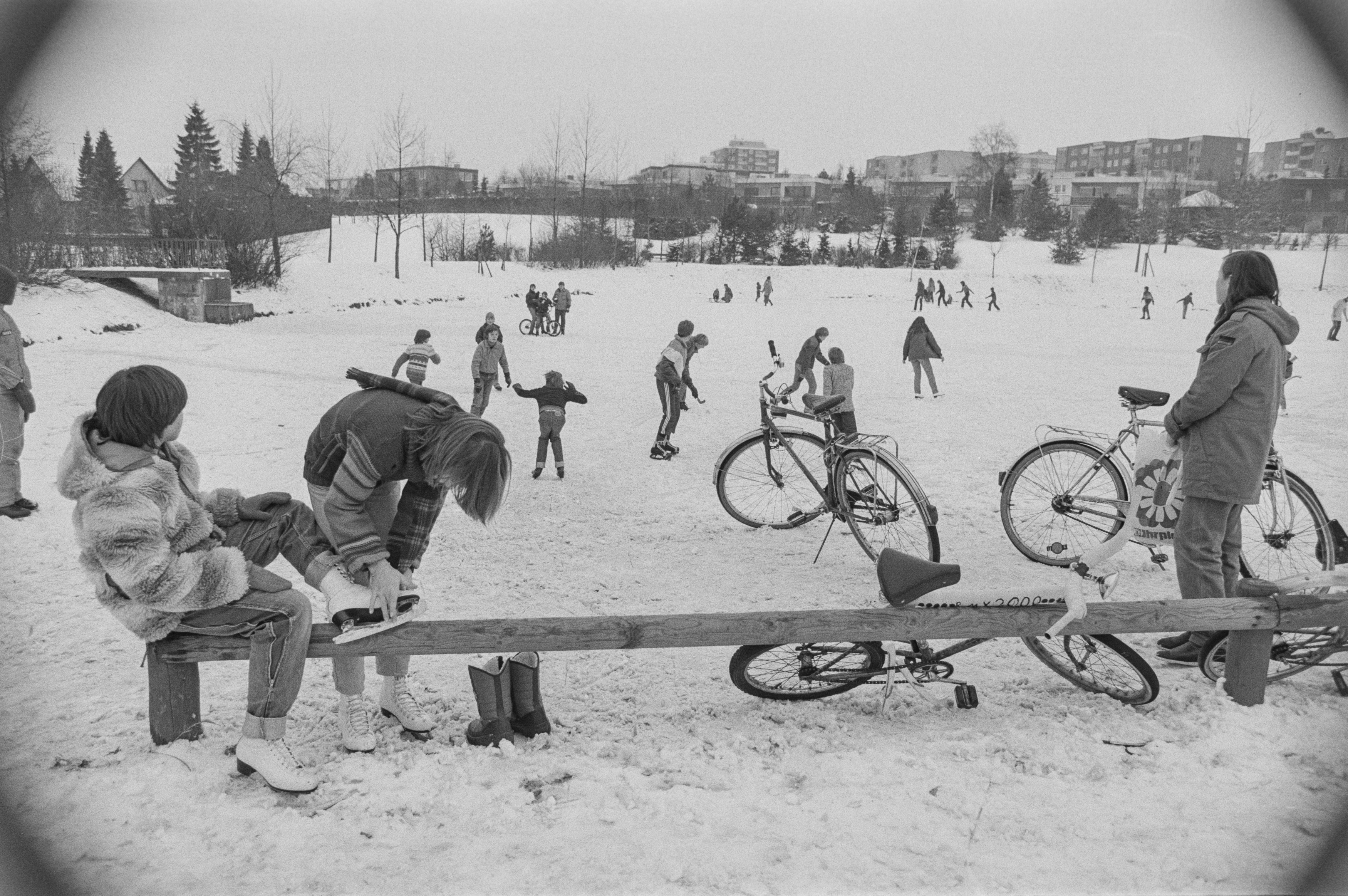 Schlittschuhlaufen auf einer verschneiten Eisfläche in Herford, 1981