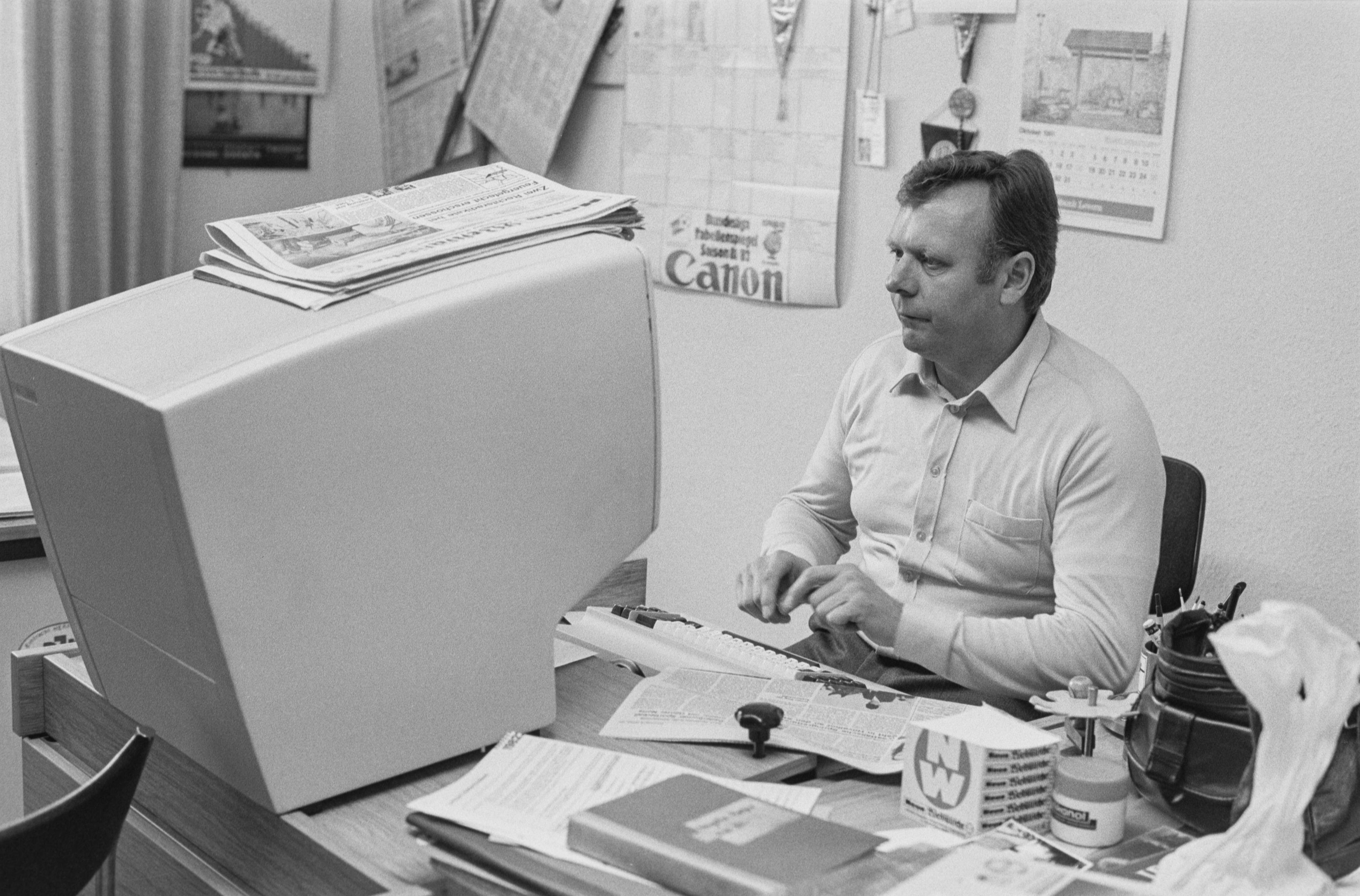 Büroarbeit an einem Bildschirmarbeitsplatz in Herford, 1981